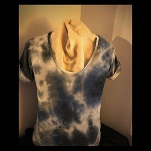 Women’s Blue tie-died v neck top.